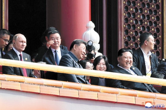 3日、北京で開催された中国戦勝節80周年軍事パレードを観覧する北朝鮮の金正恩国務委員長（右） ［平壌朝鮮中央通信＝聯合ニュース］