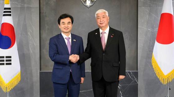 韓国の安圭佰（アン・ギュベク）国防部長官と、「2025ソウル安保対話（SDD）」出席のため韓国を訪問した日本の中谷元防衛相が8日、ソウル竜山区（ヨンサング）の国防部庁舎で記念撮影をしている。［写真 国防部＝聯合ニュース］