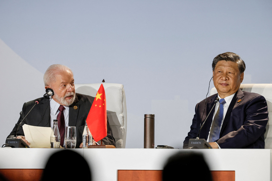 ブラジルのルラ大統領（左）と中国の習近平国家主席が2023年8月24日に南アフリカのヨハネスブルクで開かれたBRICS首脳会議に参加した。［写真 AFP＝聯合ニュース］
