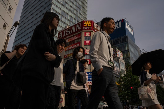 今年5月、東京の秋葉原の街を市民が歩いている。［写真 AP＝聯合ニュース］