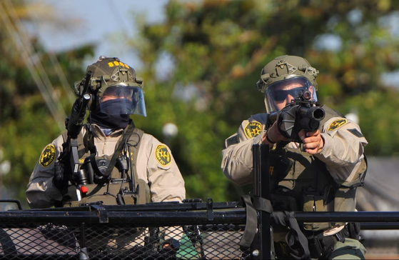 重武装した米移民・関税執行局（ICE）要員。［写真 ロイター＝聯合ニュース］