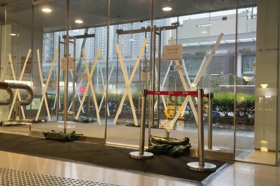   台風16号に備えた香港のショッピングセンターの出入り口／［AP＝聯合ニュース］