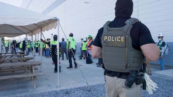 米移民・関税執行局ICE（U．S．Immigration and Customs Enforcement）がジョージア州内にある現代自動車グループ‐LGエナジーソリューション合弁バッテリー工場建設現場の韓国人職員300人余りを強制捜査・拘禁する写真を公開した。 ［写真 ICEホームページ］