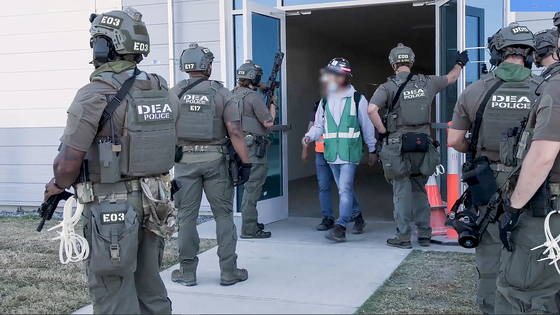  移民・麻薬取締局の大規模急襲現場、［ICE動画 キャプチャー］