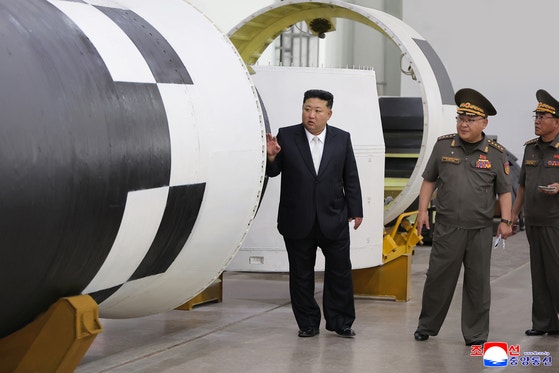 北朝鮮の金正恩（キム・ジョンウン）国務委員長が9月1日、ミサイル総局傘下化学材料総合研究院研究所を訪問して炭素繊維複合材料を利用した大出力固体発動機の製作および地上噴出試験結果の報告を受けて系列生産土台構築に関する問題について協議したと朝鮮中央通信が2日、報じた。［写真 聯合ニュース］