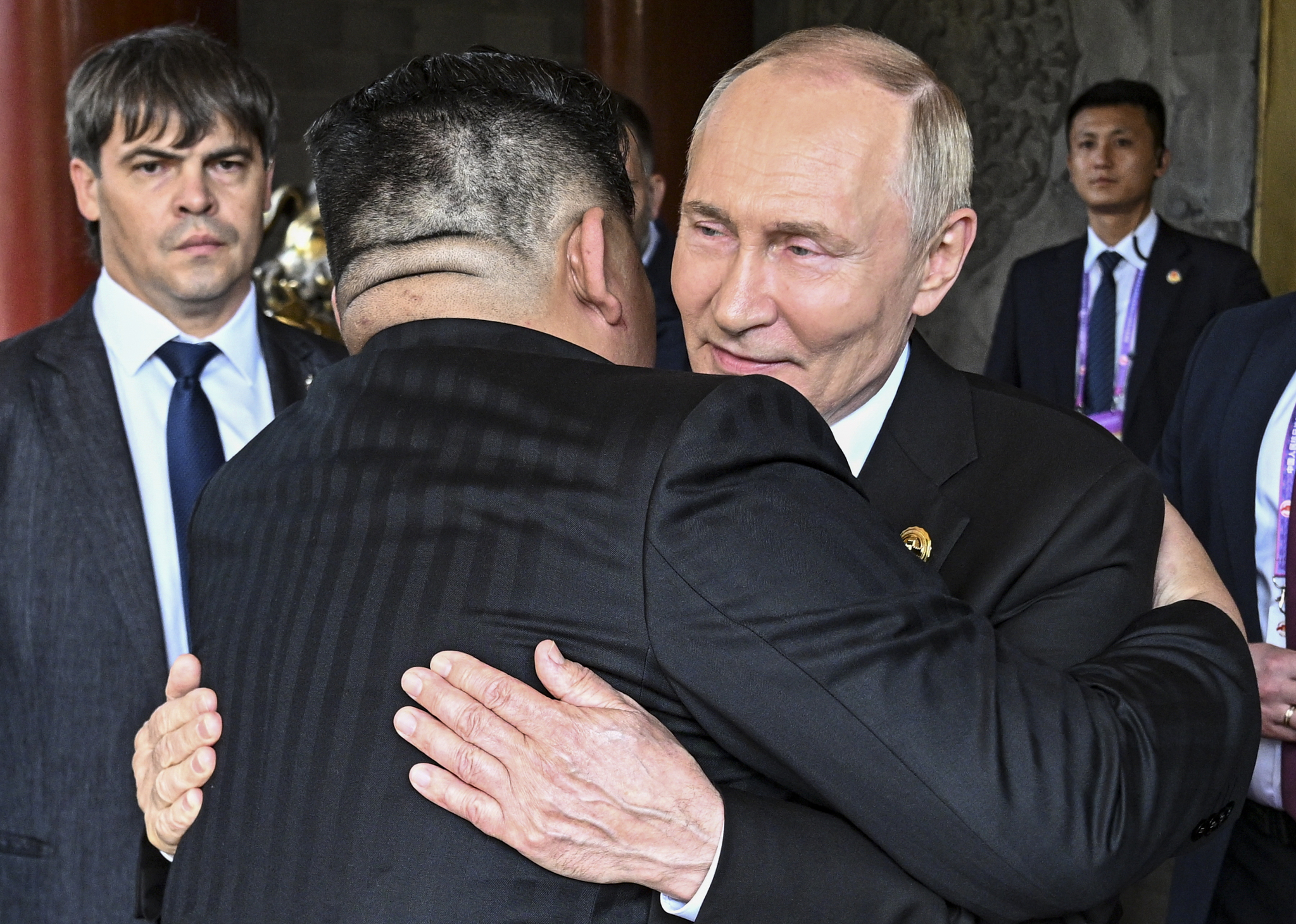   プーチン大統領と別れの挨拶を交わす金正恩国務委員長。［写真 EPA＝聯合ニュース］
