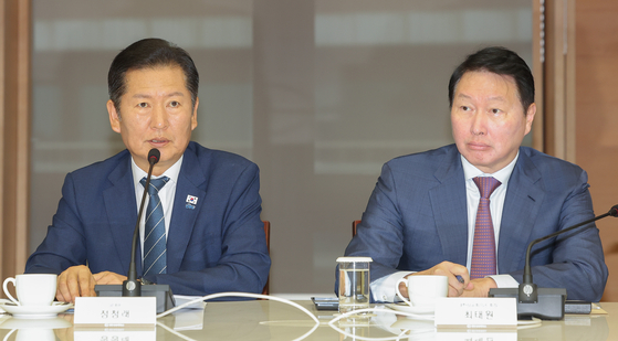 韓国与党「共に民主党」の鄭清来（チョン・チョンレ）代表が8日、ソウル中区（チュング）大韓商工会議所で開かれた政策懇談会で発言している。 右側は大韓商工会議所の崔泰源（チェ・テウォン）会長。［写真 聯合ニュース］