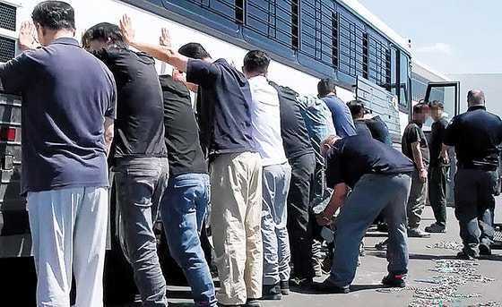 米移民・関税執行局（ICE）がホームページを通じて4日にジョージア州にある現代自動車グループとLGエナジーソリューションの合弁バッテリー工場建設現場で行った不法滞在者取り締まり現場映像をホームページを通じて公開した。［ICEホームページ キャプチャー＝聯合ニュース］