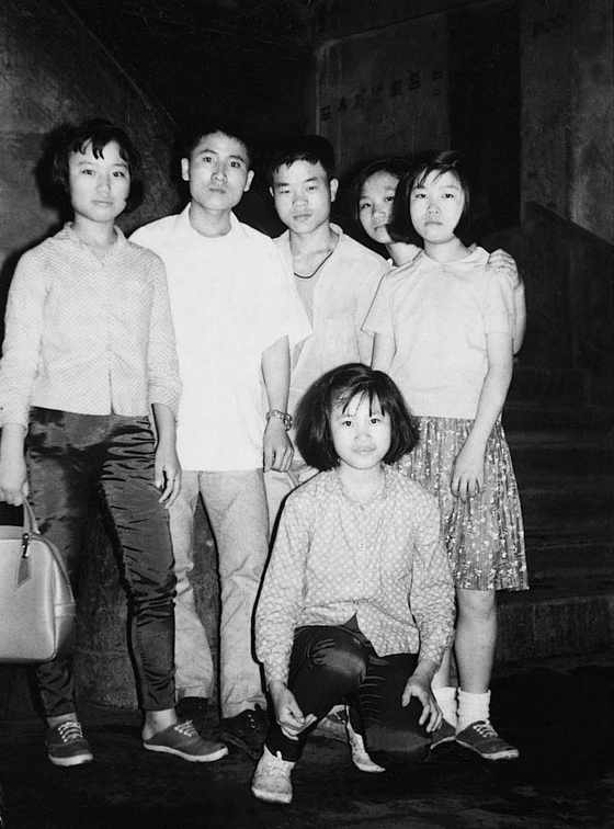 1965年に平和市場に見習工として就職した当時、同僚と写真撮影をする全泰壱（チョン・テイル、後列左から3人目）。見習工は当時劣悪だった労働条件を変えるのに身を投じた。 ［全泰壱記念館、中央フォト］