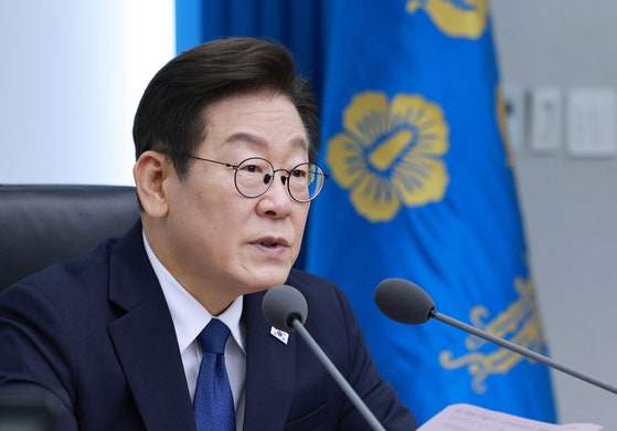 李在明大統領が4日に大統領室で開かれた首席秘書官・補佐官会議で発言している。［写真 聯合ニュース］