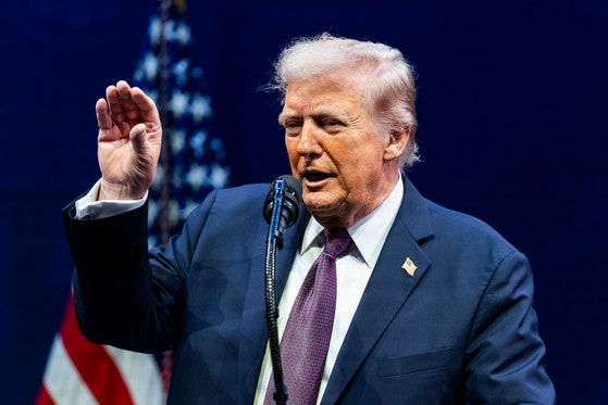 8日（現地時間）、ホワイトハウス宗教自由委員会会議で発言するトランプ大統領［AP＝聯合ニュース］
