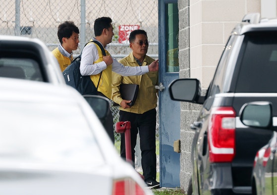 曺基重ワシントン総領事（右）が8日、不法滞在容疑により逮捕された現代自動車グループとLGエナジーソリューションの合弁バッテリー工場建設現場の労働者が拘禁されている米ジョージア州フォークストンの米移民・関税執行局（ICE）施設に入っている。［写真 聯合ニュース］