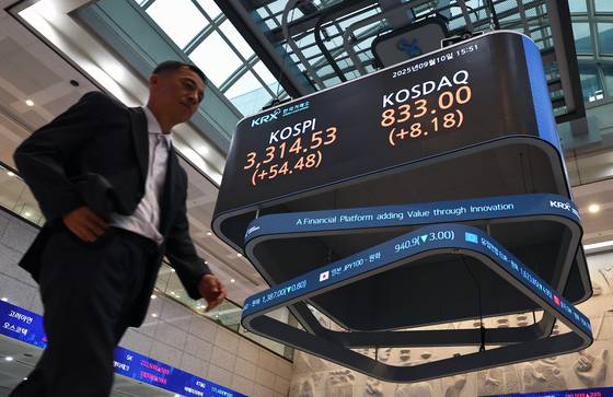 10日、汝矣島の韓国取引所の電光掲示板に、前日より1.67％上がったKOSPI終値3314.53が表示されている。［写真　ニュース１］