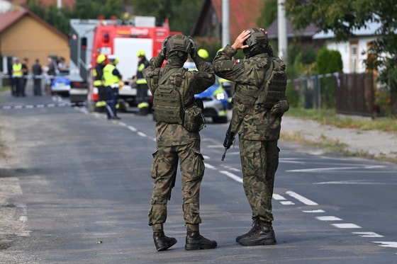 10日（現地時間）、ポーランド東部ルブリン州の住宅の屋根がロシアのドローン攻撃で破損し、ポーランドの陸軍と緊急救助隊が現場を調査している。ロシアのドローンは前日夜からポーランド領空を何度か侵犯した。 ［EPA＝聯合ニュース］