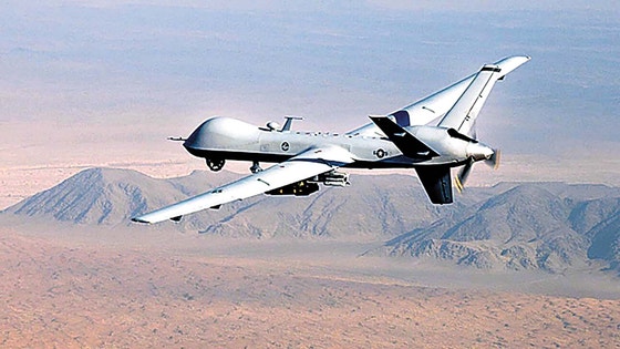 米軍の無人攻撃機MQ-9リーパーがGBU-12ペイブウェイIIレーザー誘導爆弾とAGM-114ヘルファイアミサイルなどで武装して南部アフガニスタン上空を飛行している。 [写真 米空軍]