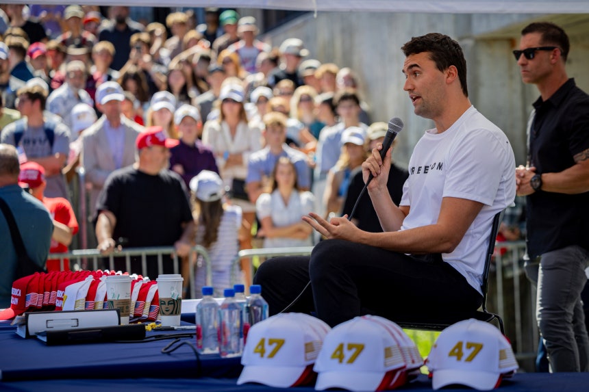  10日にユタ州のユタバレー大学で演説するチャーリー・カーク氏。［写真 AP＝聯合ニュース］