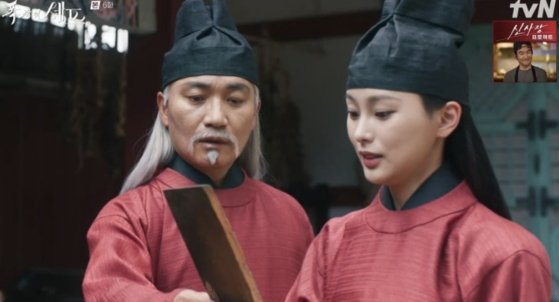 ドラマ『暴君のシェフ』。左がタン・ベクリョン役を演じた俳優チョ・ジェユン。［tvN キャプチャー］