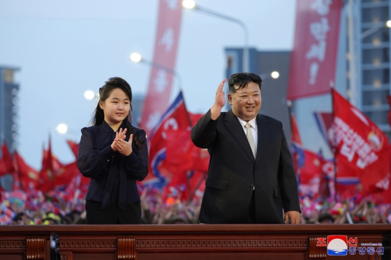 北朝鮮の金正恩（キム・ジョンウン）国務委員長と娘キム・ジュエ氏 ［聯合ニュース］