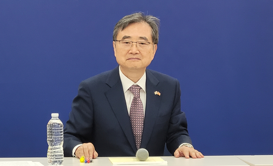 10日（現地時間）、米ワシントンの韓国大使館で韓国取材陣と懇談会を行った趙顕（チョ・ヒョン）外交部長官 ［聯合ニュース］