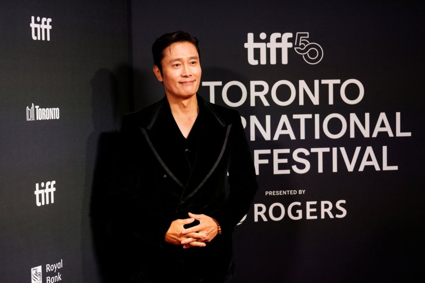 トロント国際映画祭に出席した俳優イ・ビョンホン。［写真 ロイター＝聯合ニュース］