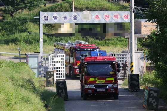 10日午後、京畿道坡州（パジュ）市の陸軍部隊で訓練中に爆発事故が発生し、消防車が衛兵所を通過している。 ［聯合ニュース］
