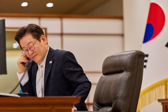 11日、ソウル竜山（ヨンサン）大統領室でマクロン仏大統領と電話をする李在明（イ・ジェミョン）大統領 ［写真＝大統領室］