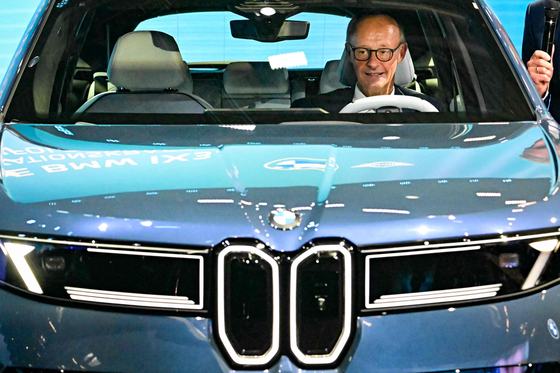 IAA 2025モーターショーでBMW iX3車両を体験するフリードリヒ・メルツ独首相。[写真 AFP＝聯合ニュース]