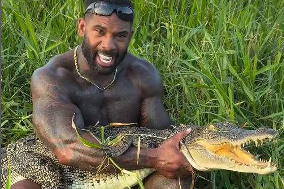   イリエワニを捕獲し制圧する米国人インフルエンサー［オーストラリアABC放送ホームページキャプチャー］