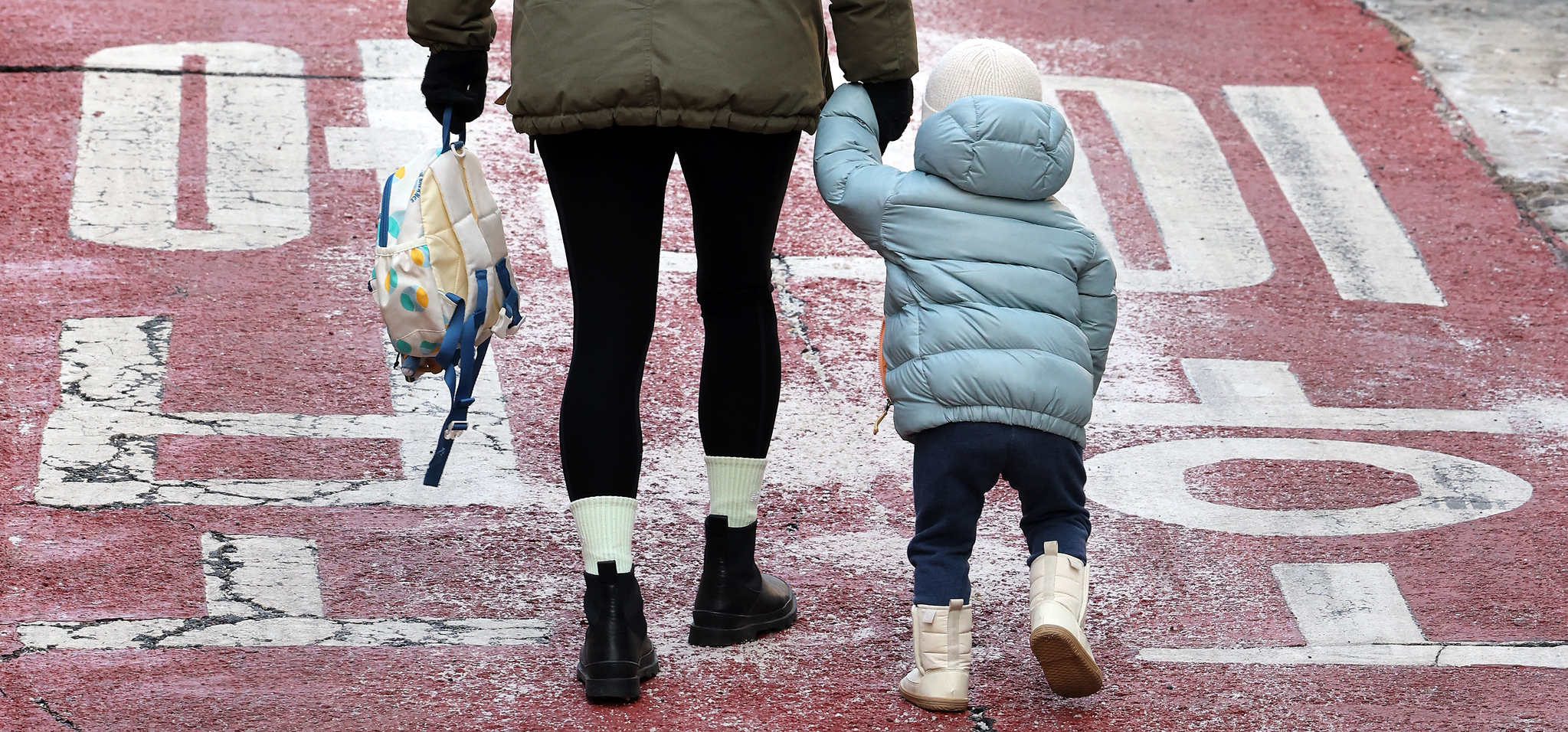保育園に通う児童と保護者（記事の内容とは無関係） ［ニュース1］