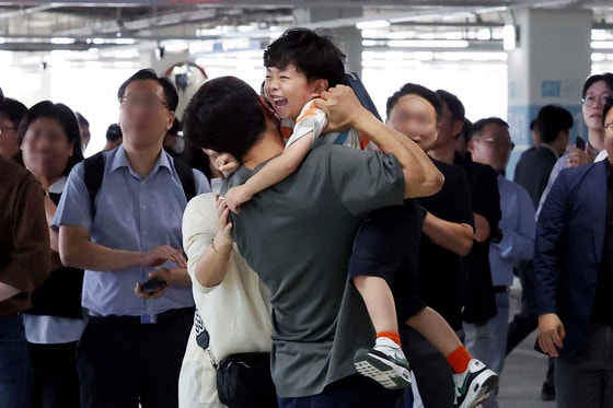 米国移民当局に拘禁されて釈放された韓国人勤労者316人が12日、仁川国際空港に到着し、家族と会った。 チェ・ヨンジェ記者