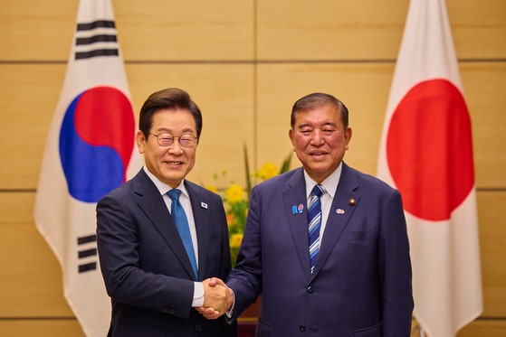 先月23日（現地時間）、東京首相官邸で会談前に記念撮影をする李在明（イ・ジェミョン）大統領と石破茂首相 ［李在明大統領SNS、ニュース1］