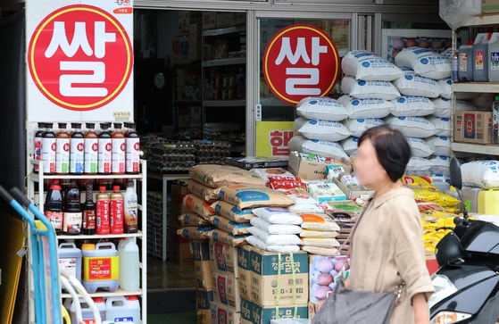 農林畜産食品部が米の需給安定のため備蓄米2万5000トンを追加で供給すると12日、明らかにした。統計庁の調査によると、5日基準で産地米の価格は80キロあたり22万3249と、直前の調査（8月25日）より4720ウォン上昇した。写真は12日午後、ソウル東大門区清涼里総合市場の米販売店。 ［ニュース1］