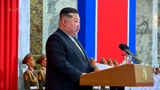 北朝鮮の金正恩国務委員長が9日に共和国創建（政権樹立）77周年を迎え平壌の万寿台議事堂で開かれた国旗掲揚式と中央宣誓会に参加し演説したと朝鮮中央テレビが10日に報道した。［朝鮮中央テレビ キャプチャー］