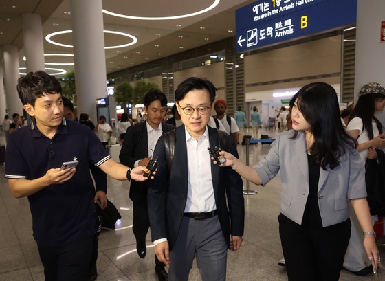 韓米関税交渉細部協議に向け米国を訪問した韓国産業通商資源部の金正官長官がこの日明け方仁川国際空港を通じて帰国した。［写真 聯合ニュース］