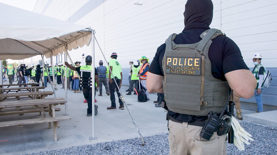   不法滞在者摘発作戦を行う米国の取り締まり要員。［写真 ICE］