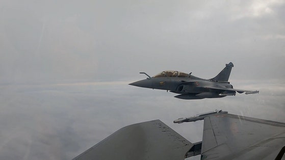 13日（現地時間）、フランス空軍のラファール戦闘機がポーランドを飛行しながら上空を偵察している。［AFP＝聯合ニュース］