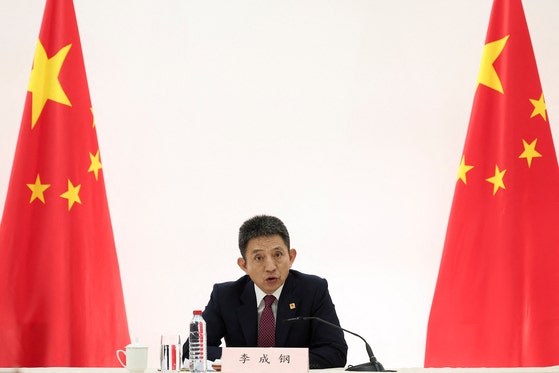 記者会見をする李成剛中国商務部副部長。ロイター＝聯合ニュース