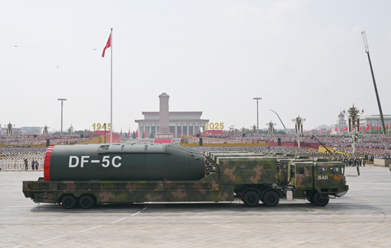 中国は3日に北京で開いた戦勝節軍事パレードで核搭載多弾頭ミサイルと推定されるDF－5C（東風－5C）を公開した｡ ［新華＝聯合ニュース］