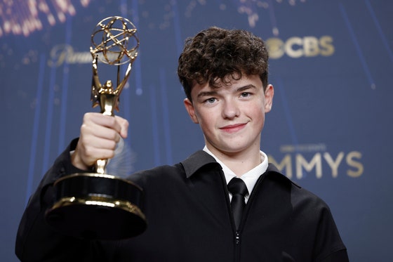 ネットフリックス（Netflix）英国ドラマ『アドレセンス』の子役俳優オーウェン・クーパー（15）が「第77回プライムタイム・エミー賞」授賞式で助演男優賞を受賞した。［写真 EPA＝聯合ニュース］