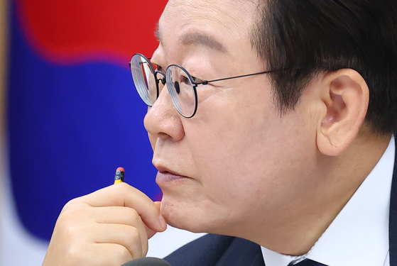 李在明大統領が16日に開かれた閣議で出席者の発言を聞いている。［写真 聯合ニュース］