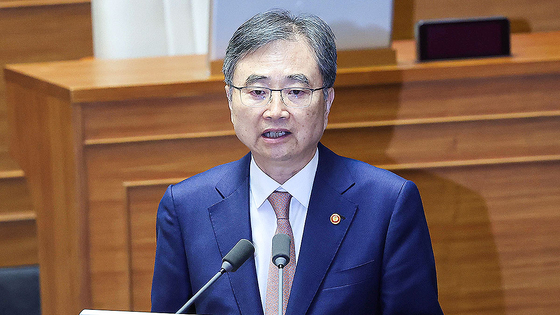 韓国の趙顯（チョ・ヒョン）外交部長官が16日、国会本会議場で開かれた外交・統一・安保分野の対政府質問で、議員の質疑に答えている。イム・ヒョンドン記者