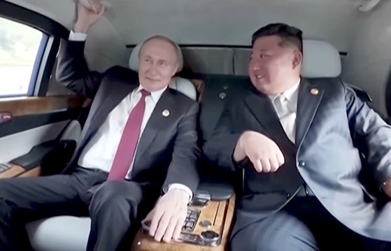 ロシアのウラジーミル・プーチン大統領（左）のリムジンで話をするプーチン氏と北朝鮮の金正恩（キム・ジョンウン）国務委員長（右）。［YouTube キャプチャー］