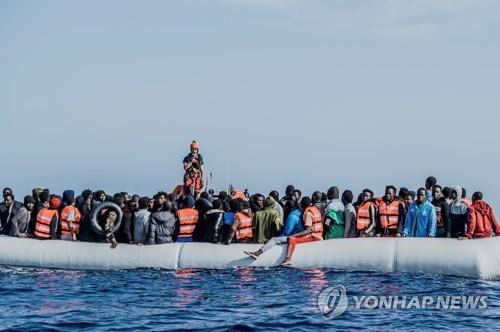 2021年、リビアで地中海を渡り欧州へ向かおうとする移民数十人を乗せたゴムボート。EPA＝聯合ニュース