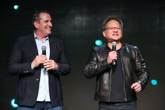 メラノックスのエヤル・ウォルドマン創業者とエヌビディアのジェンスン・フアンCEO。［写真 エヌビディア］