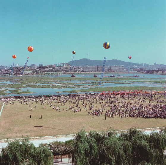 1982年、汝矣島（ヨイド）で漢江総合開発起工式が開かれた。 ［写真 ソウル歴史記録院］