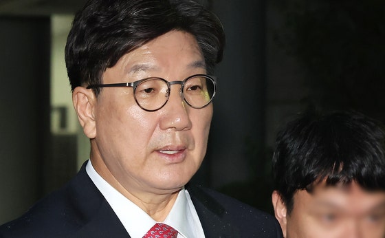 権性東（クォン・ソンドン）国民の力議員が16日午後、ソウル瑞草区（ソチョグ）中央地裁で「統一教不法政治資金授受」疑惑（政治資金法違反容疑）関連の拘束前被疑者尋問（令状実質審査）を終えて裁判所を出ている。 ［ニュース1］