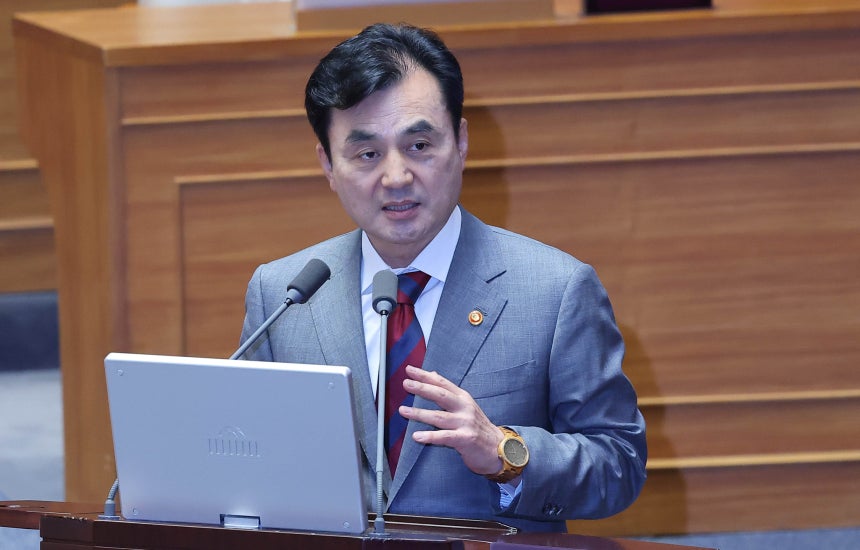 16日、国会本会議場で開かれた外交・統一・安保分野の対政府質問で議員の質問に答える安圭佰（アン・ギュベク）国防部長官 イム・ヒョンドン記者
