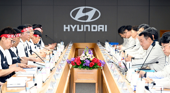現代自動車労使代表が6月18日に蔚山工場で今年の賃金団体協約で顔合わせをしている。［写真 現代自動車］