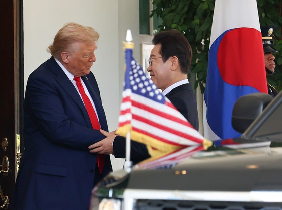 李在明大統領が8月25日に米ホワイトハウスで出迎えたトランプ米大統領と握手している。［写真 聯合ニュース］