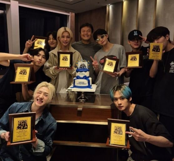 JYPエンターテインメントのパク・ジニョン代表プロデューサーが所属グループStray Kidsに1人当たり約75グラムの金で作った盾をプレゼントした。［インスタグラム キャプチャー］